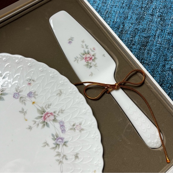 Vintage Mikasa Bone China Remembrance Floral Cake Plate and Server Set - Picture 6 of 11